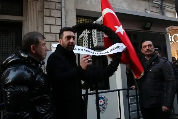 Yunanistan Başkonsolosluğu'na siyah çelenk bıraktılar