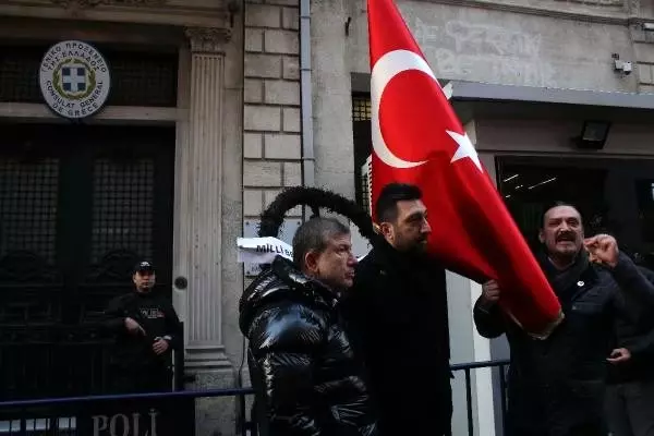 Yunanistan Başkonsolosluğu'na siyah çelenk bıraktılar