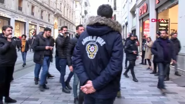 Yunanistan Başkonsolosluğu önünde 'Türk bayrağı' protestosu: Azı dişlerini gösterenlerin dişlerini sökeriz