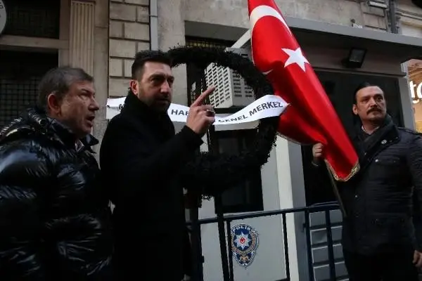 Yunanistan Başkonsolosluğu'na siyah çelenk bıraktılar
