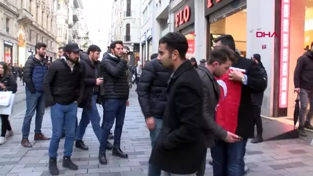 Yunanistan Başkonsolosluğu önünde 'Türk bayrağı' protestosu: Azı dişlerini gösterenlerin dişlerini sökeriz