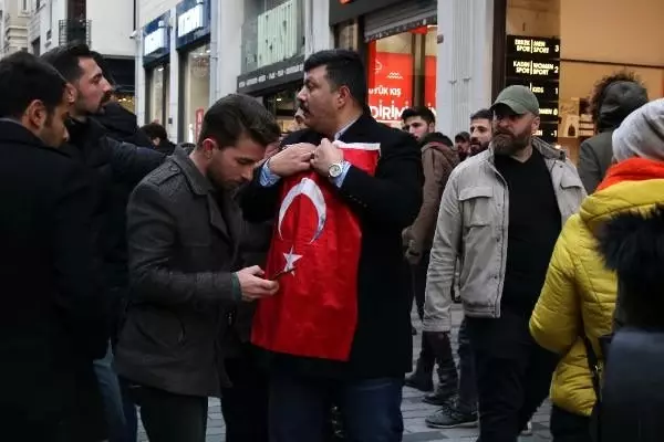 Yunanistan Başkonsolosluğu'na siyah çelenk bıraktılar
