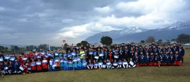 Yunusemre 4. Geleneksel Minikler Futbol Turnuvası sona erdi Yunusemre 4. Geleneksel Minikler Futbol Turnuvası sona erdi