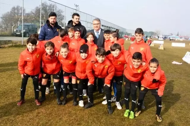 Yunusemre 4. Geleneksel Minikler Futbol Turnuvası sona erdi Yunusemre 4. Geleneksel Minikler Futbol Turnuvası sona erdi