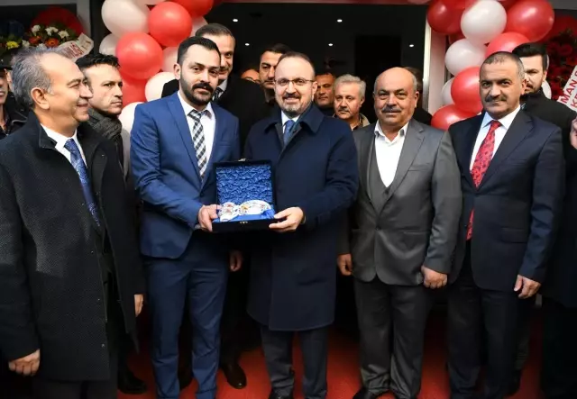 AK Parti'li Turan: Avrupa Parlamentosunda bayrak yırtmak şarlatanlıktır