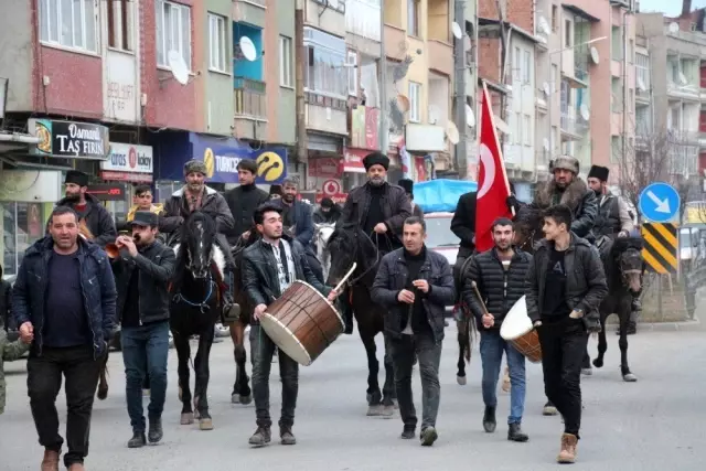 Atlı milis kuvvetleri Türk bayrağı ile davul zurna eşliğinde tur attı Atlı milis kuvvetleri Türk bayrağı ile davul zurna eşliğinde tur attı