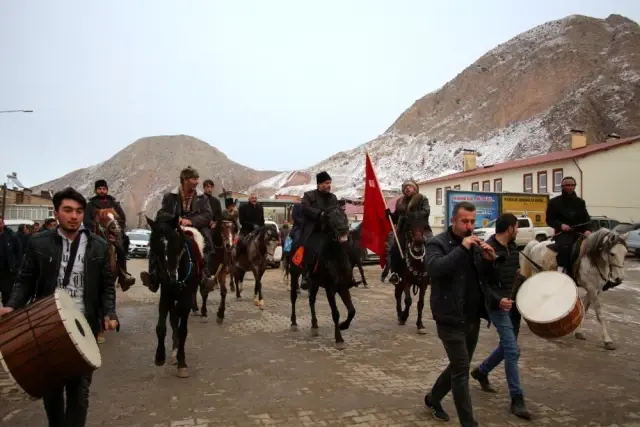 Atlı milis kuvvetleri Türk bayrağı ile davul zurna eşliğinde tur attı Atlı milis kuvvetleri Türk bayrağı ile davul zurna eşliğinde tur attı