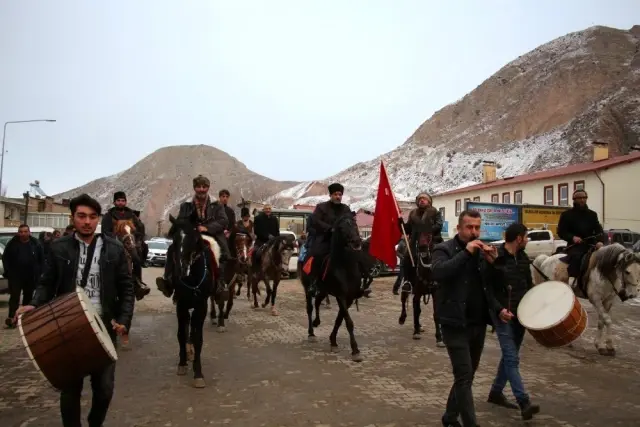 Atlı milis kuvvetleri Türk bayrağı ile davul zurna eşliğinde tur attı Atlı milis kuvvetleri Türk bayrağı ile davul zurna eşliğinde tur attı