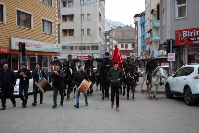 Atlı milis kuvvetleri Türk bayrağı ile davul zurna eşliğinde tur attı Atlı milis kuvvetleri Türk bayrağı ile davul zurna eşliğinde tur attı