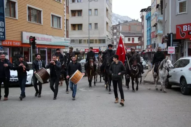 Atlı milis kuvvetleri Türk bayrağı ile davul zurna eşliğinde tur attı Atlı milis kuvvetleri Türk bayrağı ile davul zurna eşliğinde tur attı
