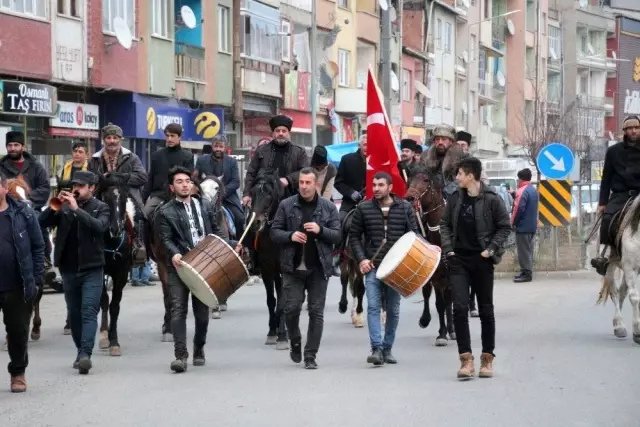 Atlı milis kuvvetleri Türk bayrağı ile davul zurna eşliğinde tur attı Atlı milis kuvvetleri Türk bayrağı ile davul zurna eşliğinde tur attı