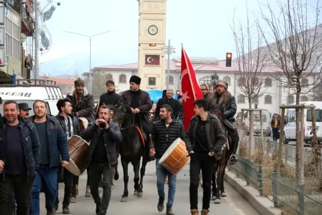 Atlı milis kuvvetleri Türk bayrağı ile davul zurna eşliğinde tur attı Atlı milis kuvvetleri Türk bayrağı ile davul zurna eşliğinde tur attı