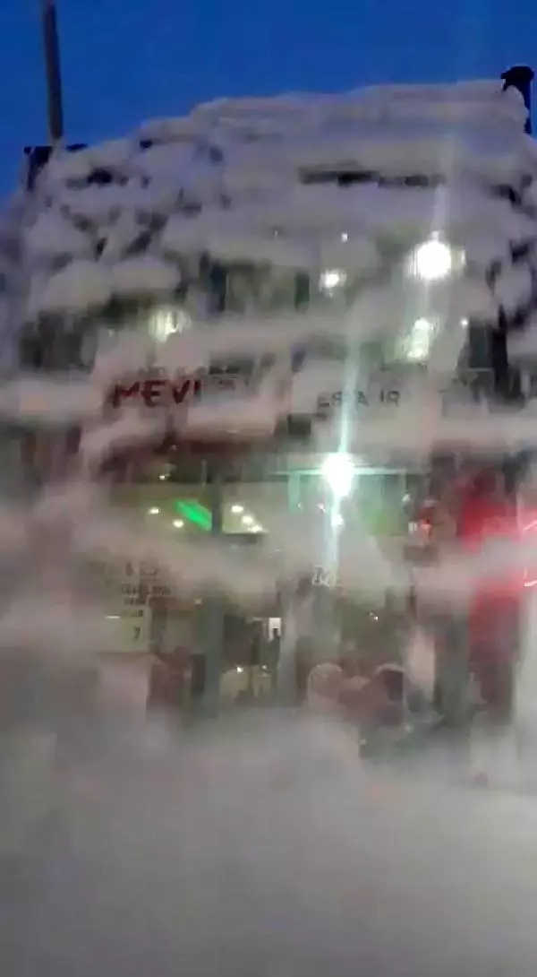 Çatıdan düşen kar kütlesi korkuttu