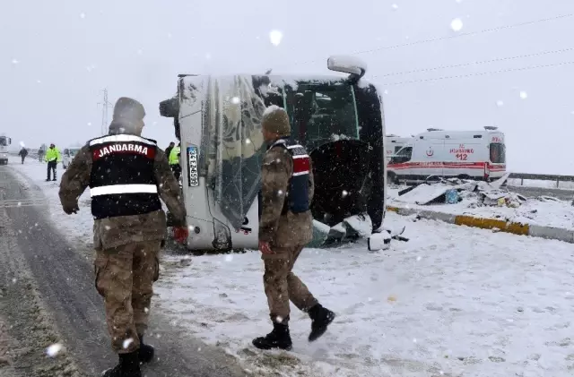 Erzincan'da buzlanan yolda otobüs yan yattı: 46 yaralı