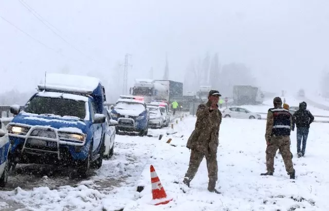 Erzincan'da buzlanan yolda otobüs yan yattı: 46 yaralı