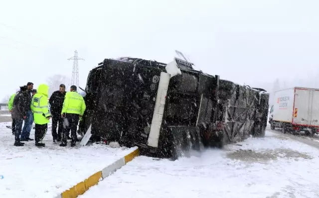 Erzincan'da buzlanan yolda otobüs yan yattı: 46 yaralı