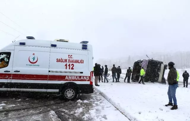 Erzincan'da buzlanan yolda otobüs yan yattı: 46 yaralı