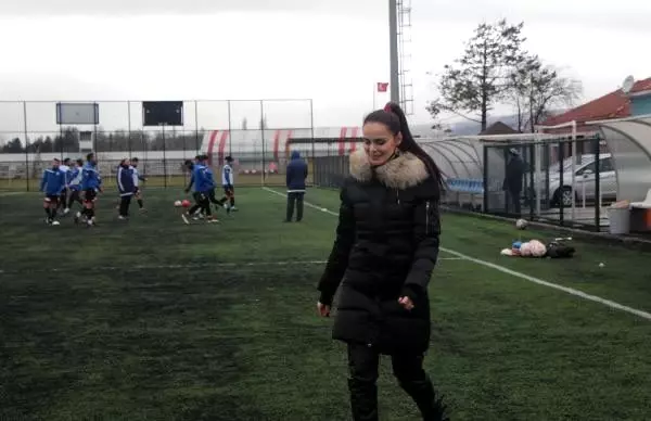Ayşe Aydın, gelin gittiği Göynük ilçesinin futbol takımına başkan oldu Ayşe Aydın, gelin gittiği Göynük ilçesinin futbol takımına başkan oldu