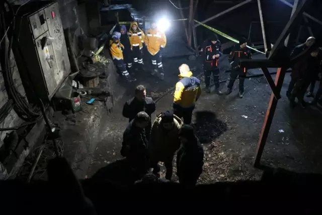 Göçükte mahsur kalan 2 işçiye ulaşma çalışması sürüyor Göçükte mahsur kalan 2 işçiye ulaşma çalışması sürüyor