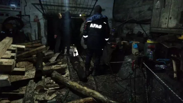 Kaçak maden ocağındaki göçükte mahsur kalan 2 işçiye ulaşma çalışması sürüyor Kaçak maden ocağındaki göçükte mahsur kalan 2 işçiye ulaşma çalışması sürüyor