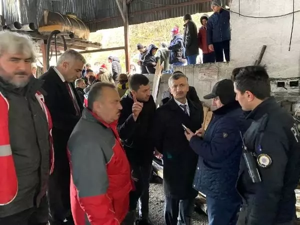 Kaçak ocakta göçükte mahsur kalan işçileri kurtarma çalışmaları devam ediyor(3) Kaçak ocakta göçükte mahsur kalan işçileri kurtarma çalışmaları devam ediyor(3)