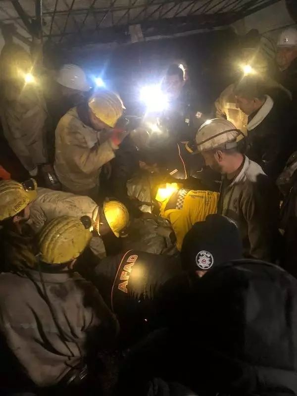 Kaçak ocakta göçükte mahsur kalan işçileri kurtarma çalışmaları devam ediyor (5) Kaçak ocakta göçükte mahsur kalan işçileri kurtarma çalışmaları devam ediyor (5)