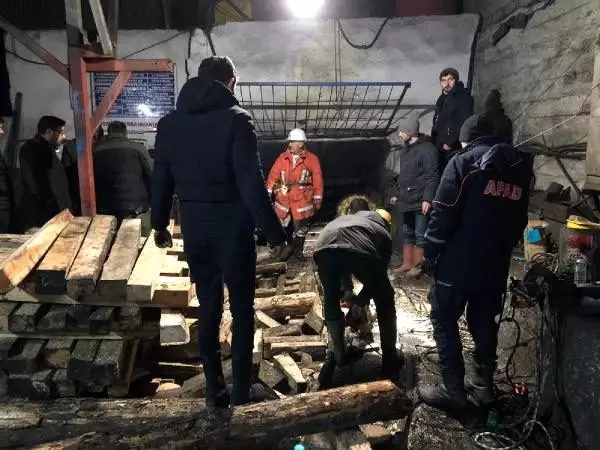 Kaçak ocakta göçükte mahsur kalan işçileri kurtarma çalışmaları devam ediyor Kaçak ocakta göçükte mahsur kalan işçileri kurtarma çalışmaları devam ediyor