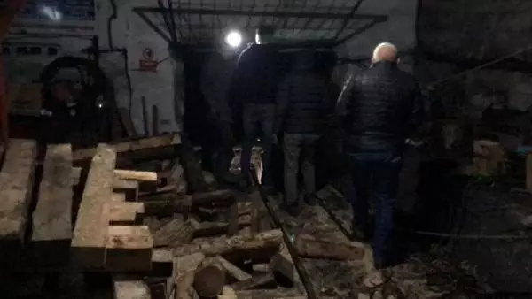 Kaçak ocakta göçükte mahsur kalan işçileri kurtarma çalışmaları devam ediyor Kaçak ocakta göçükte mahsur kalan işçileri kurtarma çalışmaları devam ediyor