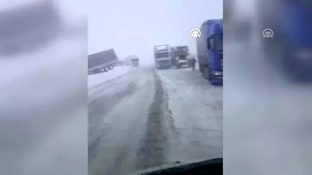 Kar yağışı ulaşımı aksattı Kar yağışı ulaşımı aksattı