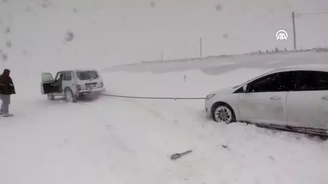 Kar yağışı ulaşımı aksattı Kar yağışı ulaşımı aksattı