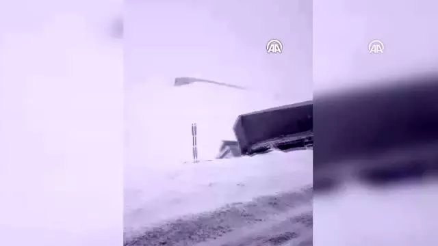 Kar yağışı ulaşımı aksattı Kar yağışı ulaşımı aksattı