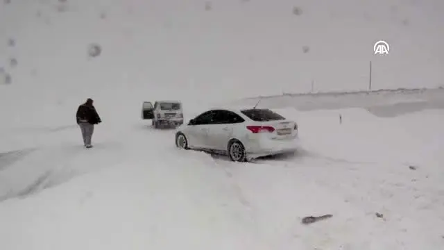 Kar yağışı ulaşımı aksattı Kar yağışı ulaşımı aksattı