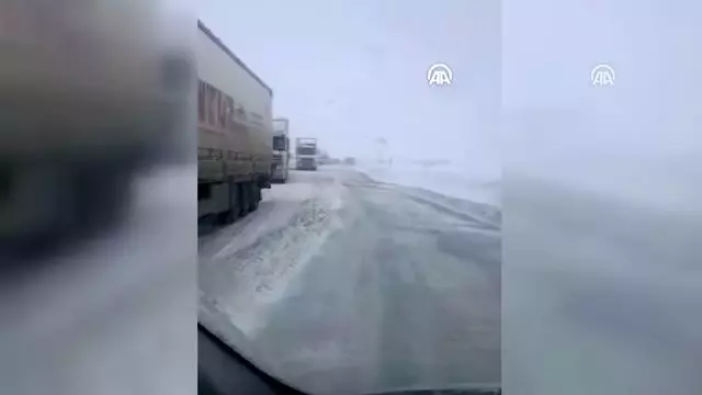 Kar yağışı ulaşımı aksattı Kar yağışı ulaşımı aksattı