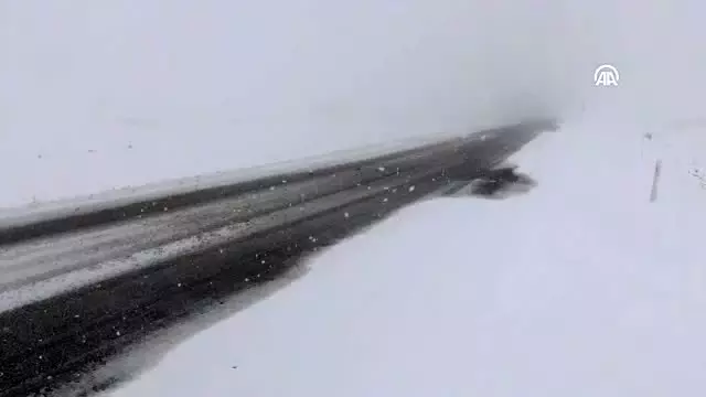 Kar yağışı ve tipi ulaşımı aksatıyor