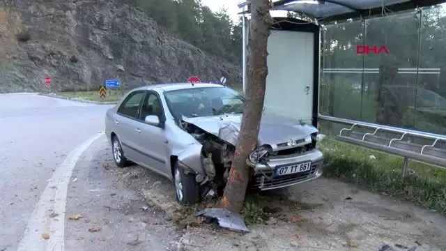 Kontrolden çıkan otomobil ağaca çarptı: 3 yaralı Kontrolden çıkan otomobil ağaca çarptı: 3 yaralı