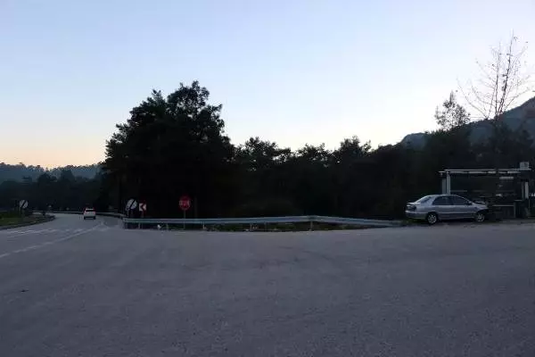 Kontrolden çıkan otomobil ağaca çarptı: 3 yaralı Kontrolden çıkan otomobil ağaca çarptı: 3 yaralı