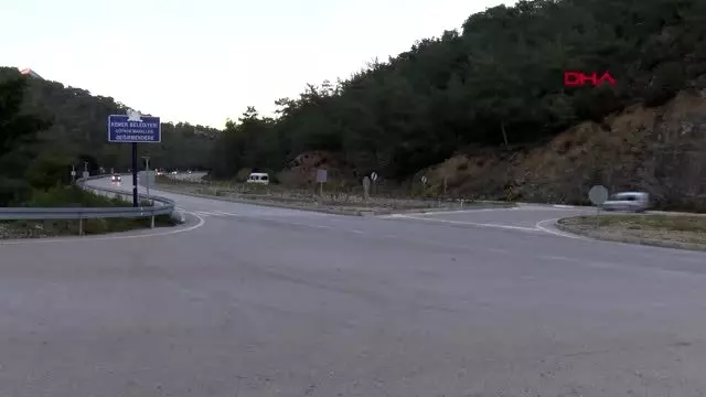Kontrolden çıkan otomobil ağaca çarptı: 3 yaralı Kontrolden çıkan otomobil ağaca çarptı: 3 yaralı