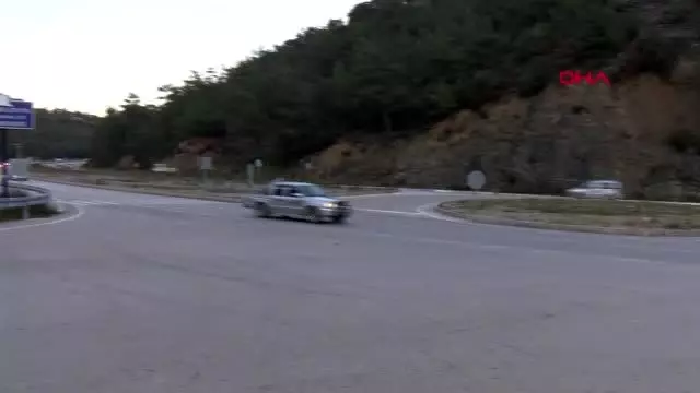 Kontrolden çıkan otomobil ağaca çarptı: 3 yaralı Kontrolden çıkan otomobil ağaca çarptı: 3 yaralı