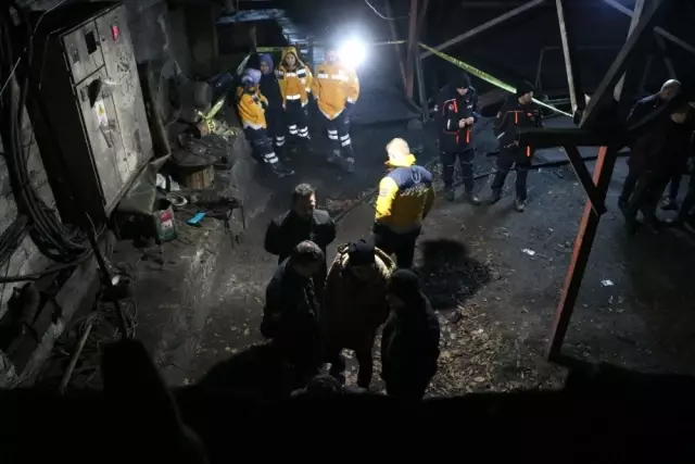 Maden ocağına göçük; 2 işçi mahsur kaldı Maden ocağına göçük; 2 işçi mahsur kaldı