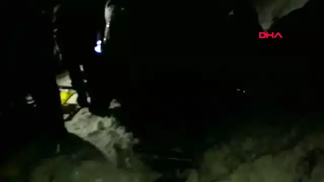 Otomobil şarampole yuvarlandı, aile yaralandı Otomobil şarampole yuvarlandı, aile yaralandı
