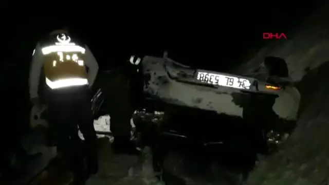 Otomobil şarampole yuvarlandı, aile yaralandı Otomobil şarampole yuvarlandı, aile yaralandı