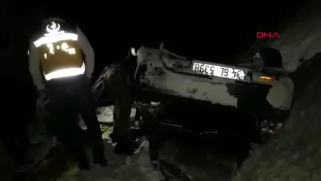 Otomobil şarampole yuvarlandı, aile yaralandı Otomobil şarampole yuvarlandı, aile yaralandı