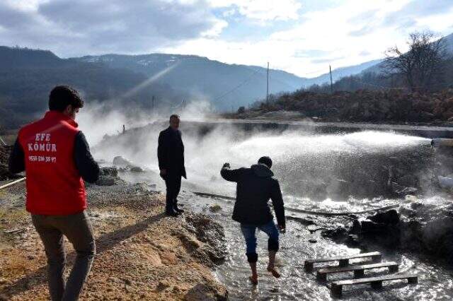 Topraktan fışkıran kaplıca suyu mahallelinin ilgi odağı