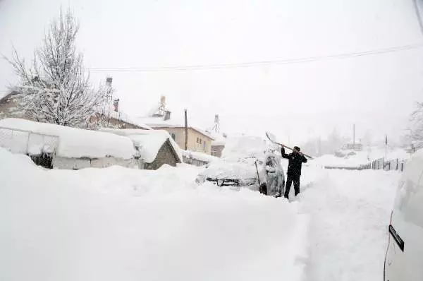 Tunceli'de 200 köy yolu kardan kapandı Tunceli'de 200 köy yolu kardan kapandı