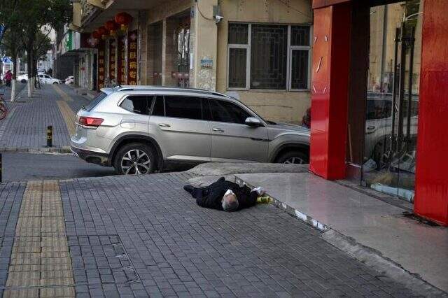 Vuhan'da sokak ortasında ölen bir adam bulundu