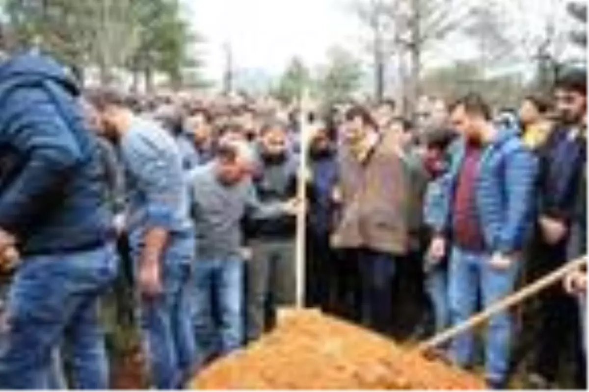 Beraber eğlendiği arkadaşları tabutunu taşıdı