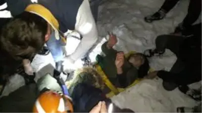 Çığda kaybolan kişiyi aramaya giderken yolda hayat kurtardılar Çığda kaybolan kişiyi aramaya giderken yolda hayat kurtardılar