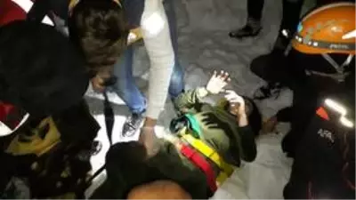 Çığda kaybolan kişiyi aramaya giderken yolda hayat kurtardılar Çığda kaybolan kişiyi aramaya giderken yolda hayat kurtardılar