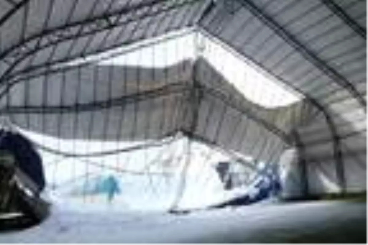 Hakkari'de, halı sahanın çatısı kar nedeniyle çöktü