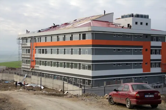 Hatay�da fırtına ev ve okulların çatısını uçurdu Haber